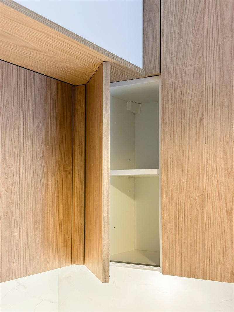 Cuisine fermée de couleur bois et blanc à Fourqueux | Raison Home - 10