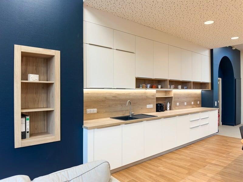 Cuisine ouverte de style moderne bois et blanc à Versailles | Raison Home - 1
