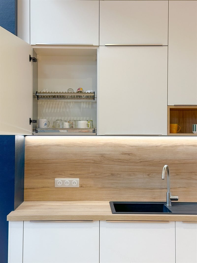 Cuisine ouverte de style moderne bois et blanc à Versailles | Raison Home - 4