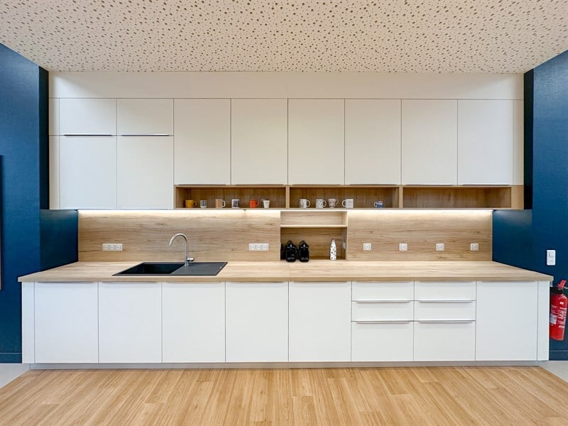 Cuisine ouverte de style moderne bois et blanc à Versailles | Raison Home - 5