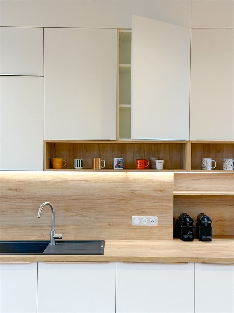 Cuisine ouverte de style moderne bois et blanc à Versailles | Raison Home - 7