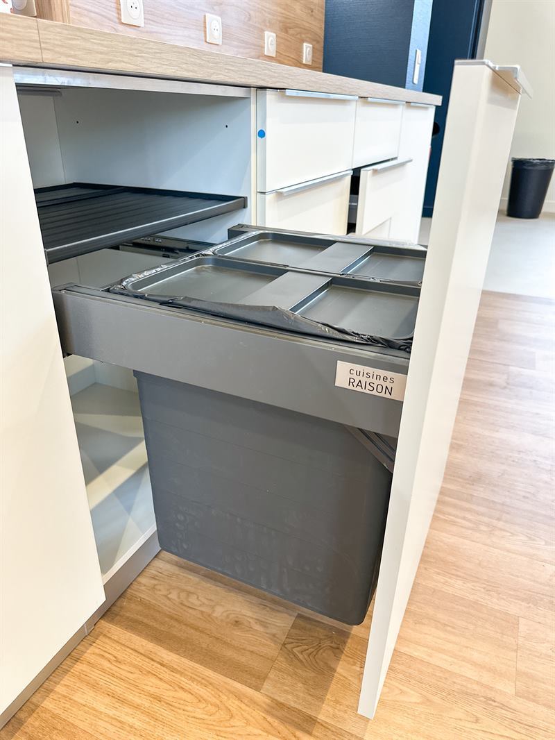 Cuisine ouverte de style moderne bois et blanc à Versailles | Raison Home - 9