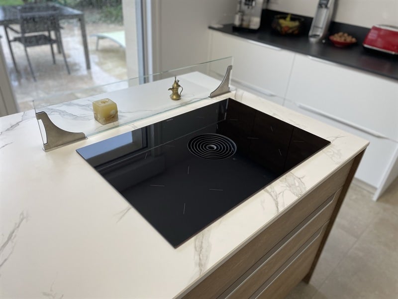 Cuisine ouverte de style contemporain bois et blanc à Petit Mars | Raison Home - 3