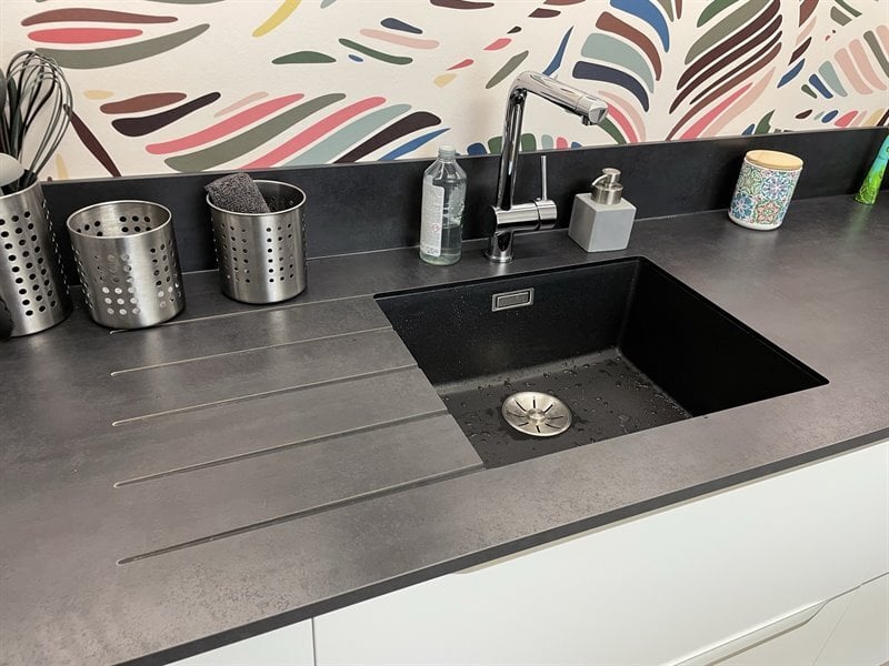 Cuisine ouverte de style contemporain bois et blanc à Petit Mars | Raison Home - 8