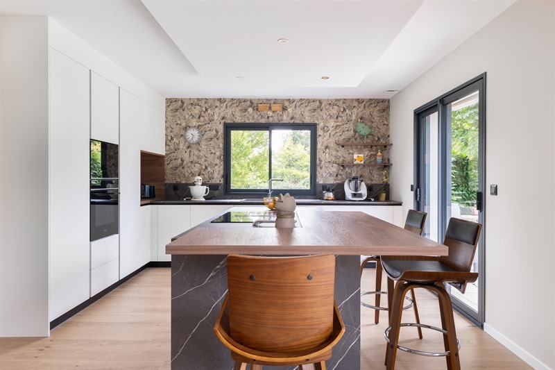 Cuisine moderne bois, noir, blanc et gris à Fondettes | Raison Home - 1
