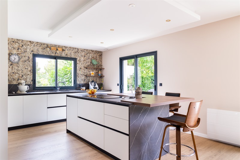 Cuisine moderne bois, noir, blanc et gris à Fondettes | Raison Home - 2