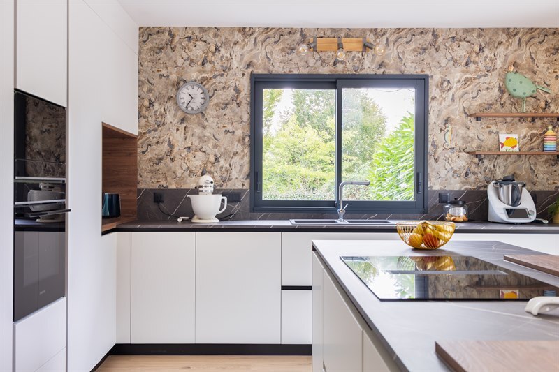 Cuisine moderne bois, noir, blanc et gris à Fondettes | Raison Home - 3