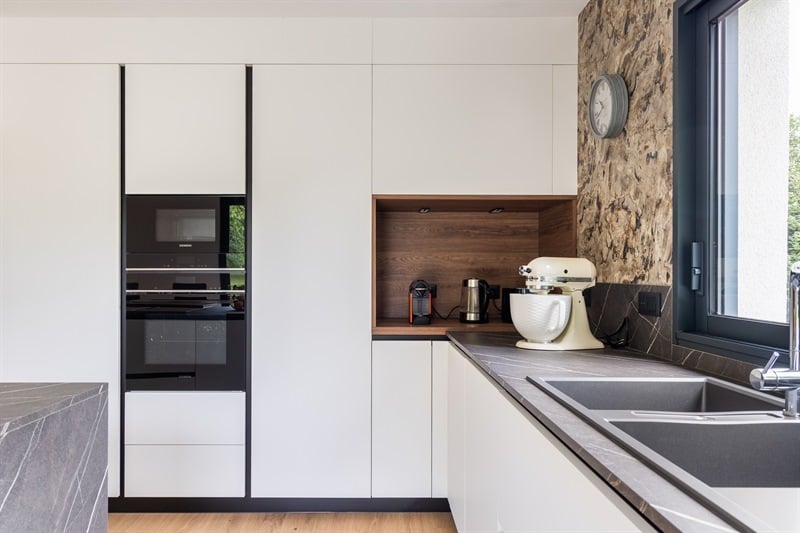Cuisine moderne bois, noir, blanc et gris à Fondettes | Raison Home - 4