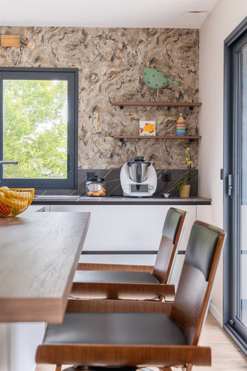 Cuisine moderne bois, noir, blanc et gris à Fondettes | Raison Home - 6