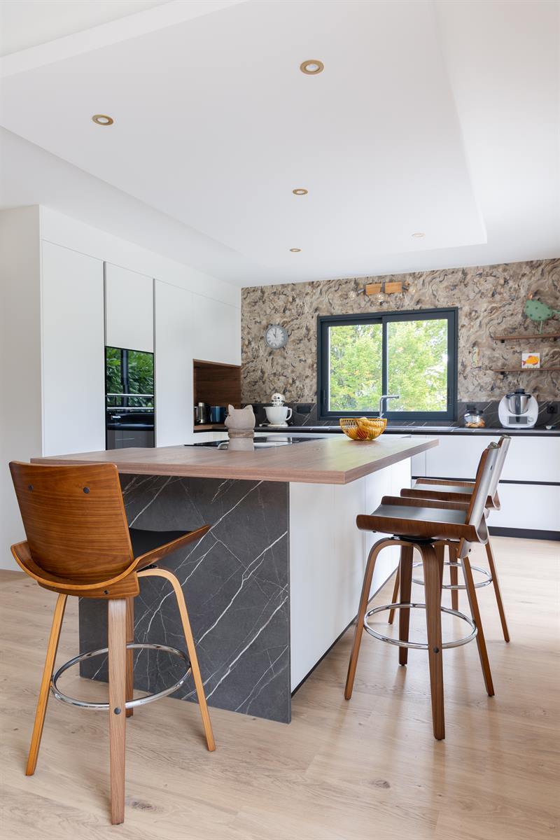 Cuisine moderne bois, noir, blanc et gris à Fondettes | Raison Home - 7