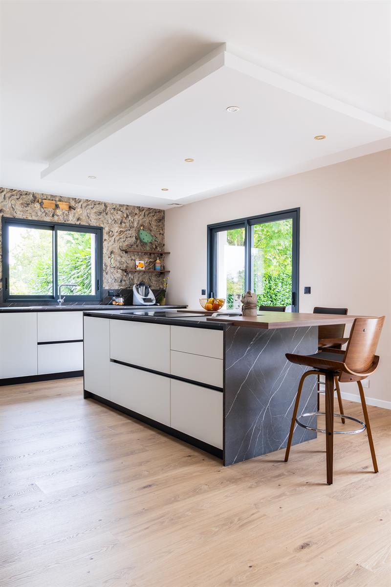 Cuisine moderne bois, noir, blanc et gris à Fondettes | Raison Home - 8