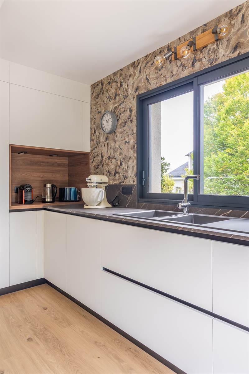 Cuisine moderne bois, noir, blanc et gris à Fondettes | Raison Home - 9
