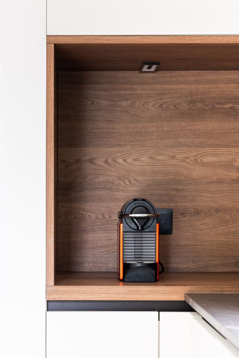 Cuisine moderne bois, noir, blanc et gris à Fondettes | Raison Home - 10