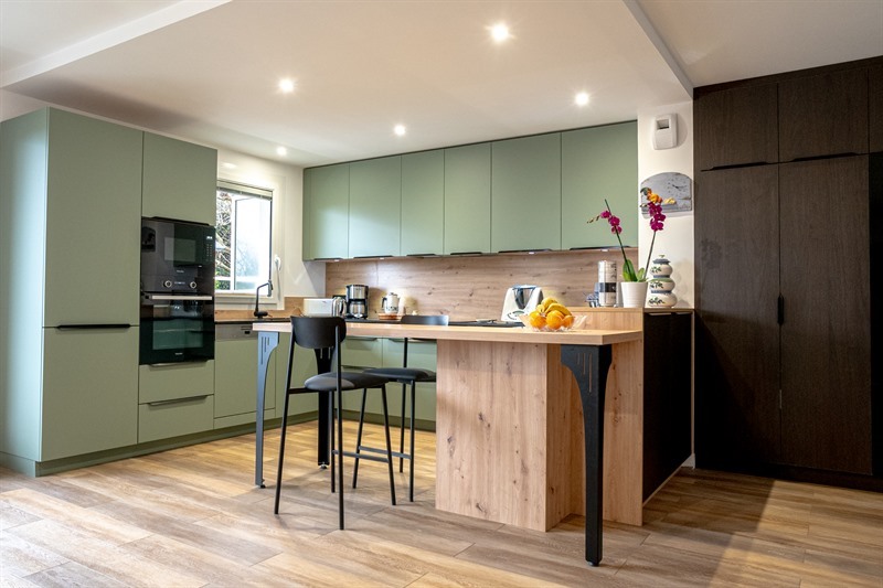 Cuisine contemporaine bois et vert à Le Havre | Raison Home - 1
