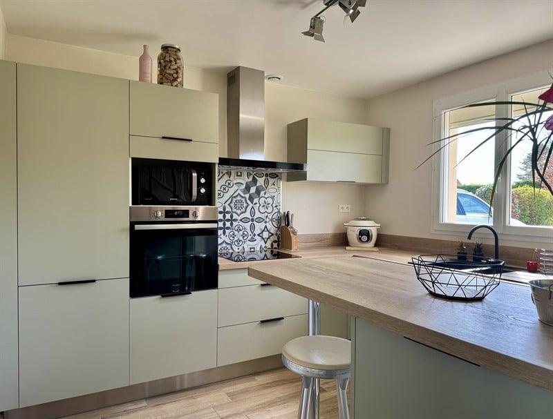 Cuisine de style nature bois et vert à Octeville-sur-Mer | Raison Home - 2