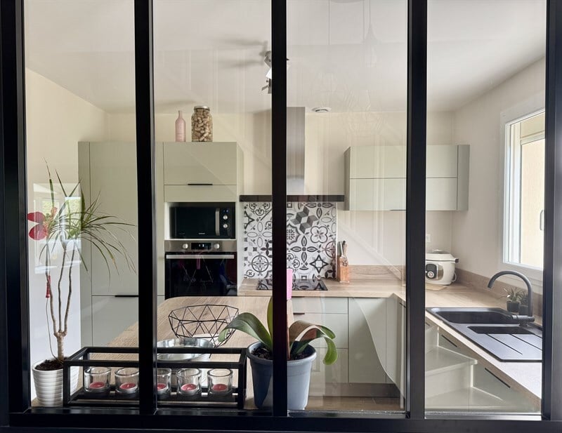 Cuisine de style nature bois et vert à Octeville-sur-Mer | Raison Home - 3