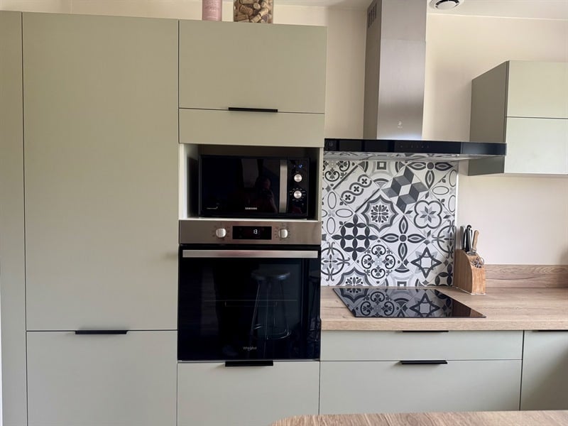 Cuisine de style nature bois et vert à Octeville-sur-Mer | Raison Home - 4
