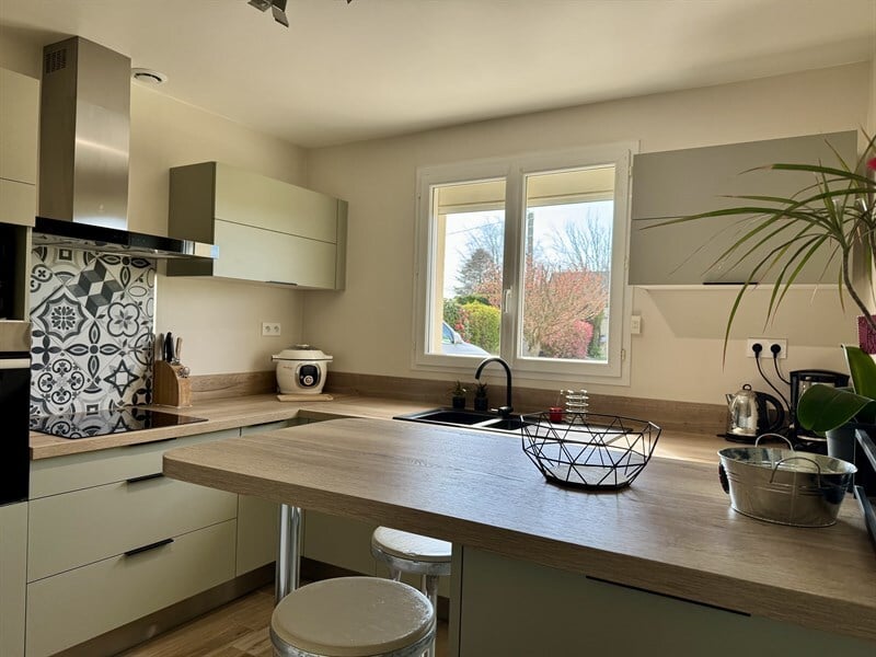 Cuisine de style nature bois et vert à Octeville-sur-Mer | Raison Home - 5