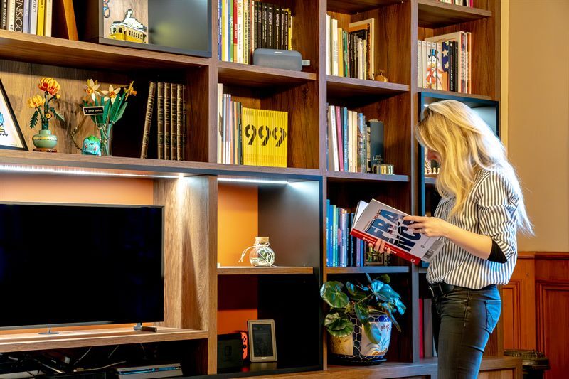 Bibliothèque bois, noir et rouge à Octeville-sur-Mer | Raison Home - 1