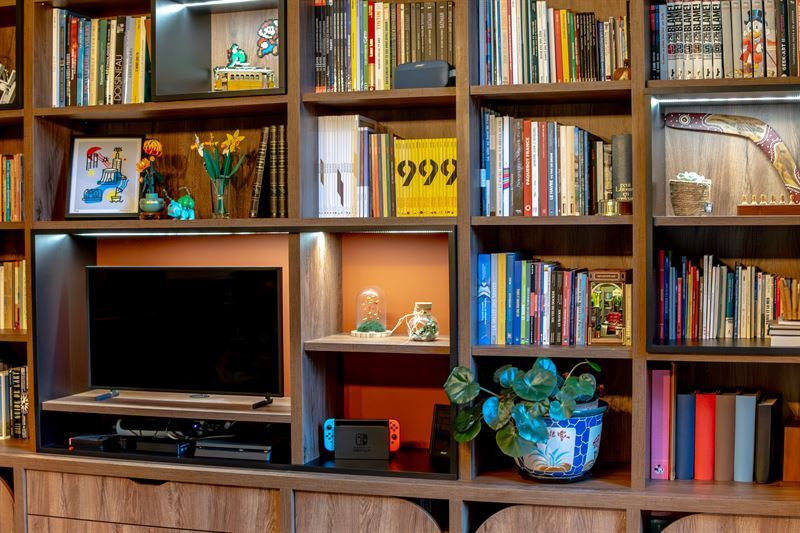 Bibliothèque bois, noir et rouge à Octeville-sur-Mer | Raison Home - 2