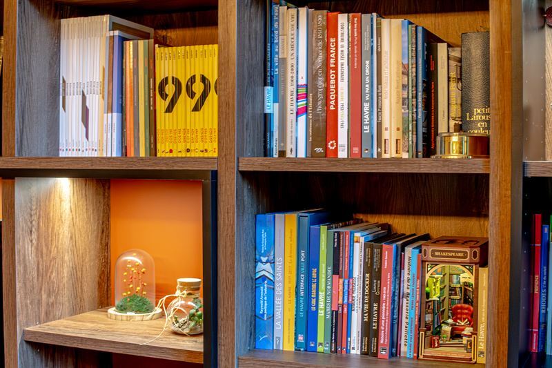 Bibliothèque bois, noir et rouge à Octeville-sur-Mer | Raison Home - 4