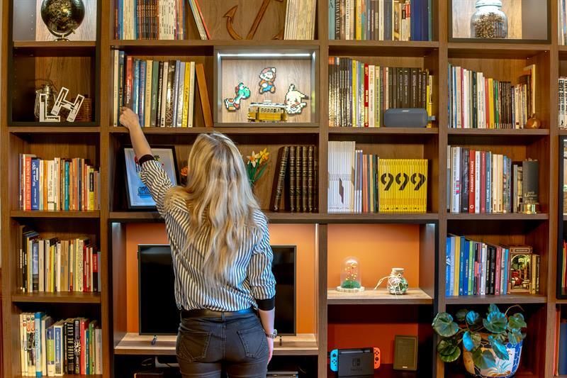 Bibliothèque bois, noir et rouge à Octeville-sur-Mer | Raison Home - 6