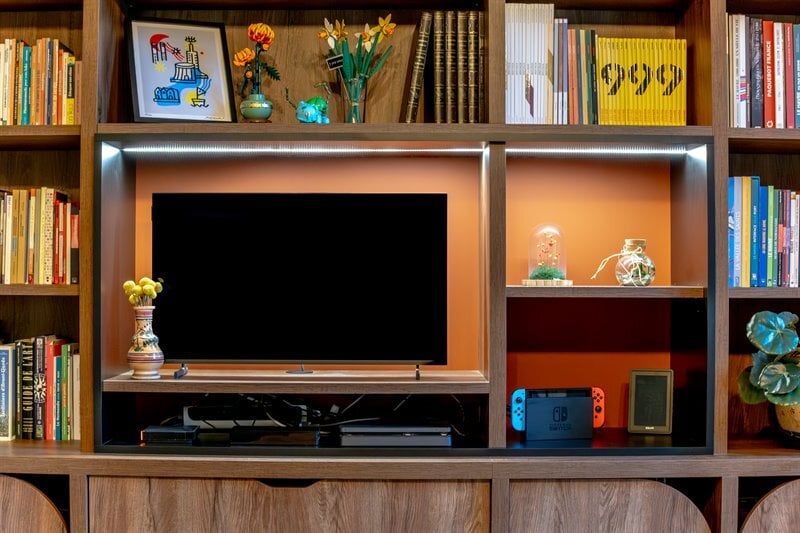 Bibliothèque bois, noir et rouge à Octeville-sur-Mer | Raison Home - 7