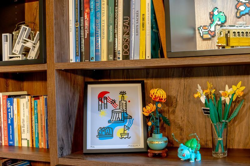 Bibliothèque bois, noir et rouge à Octeville-sur-Mer | Raison Home - 8