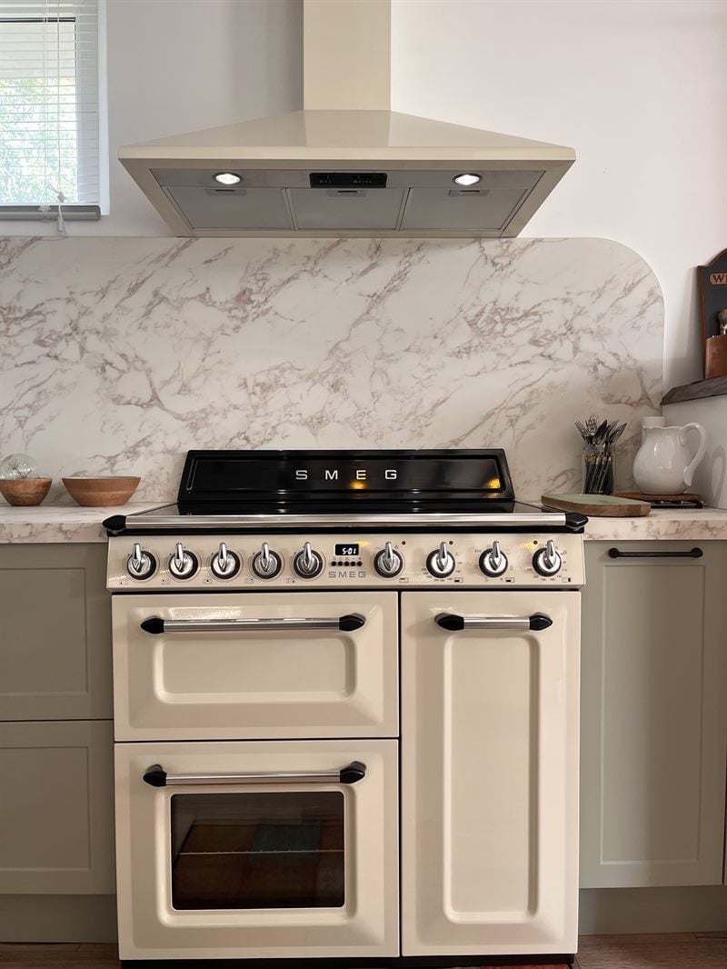Cuisine ouverte de style campagne bois, blanc et vert à St Jouin Bruneval | Raison Home - 5