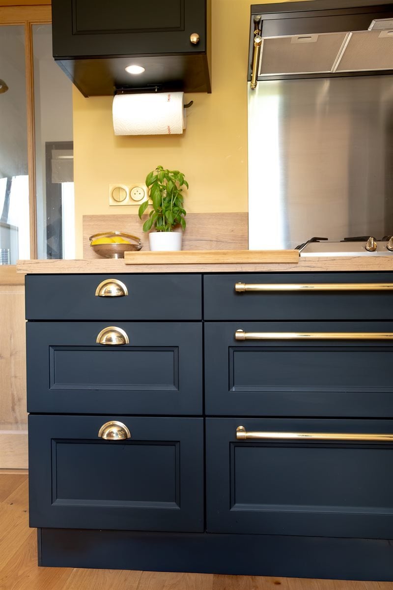 Cuisine fermée de style campagne bois et noir à Gerville | Raison Home - 2