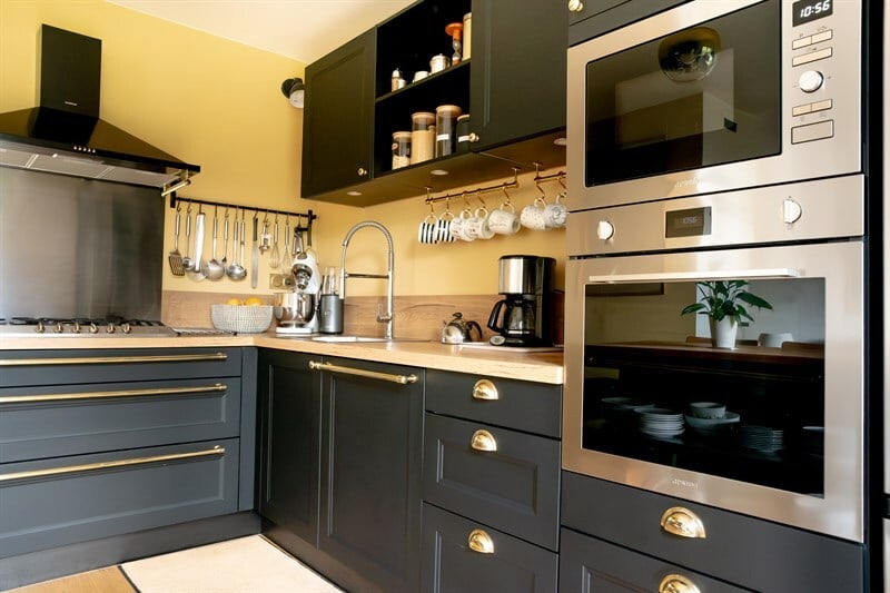 Cuisine fermée de style campagne bois et noir à Gerville | Raison Home - 3