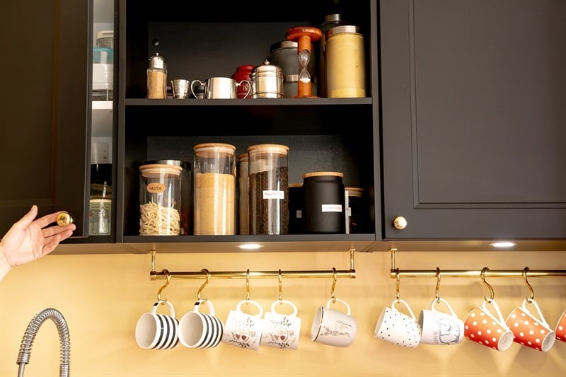 Cuisine fermée de style campagne bois et noir à Gerville | Raison Home - 6