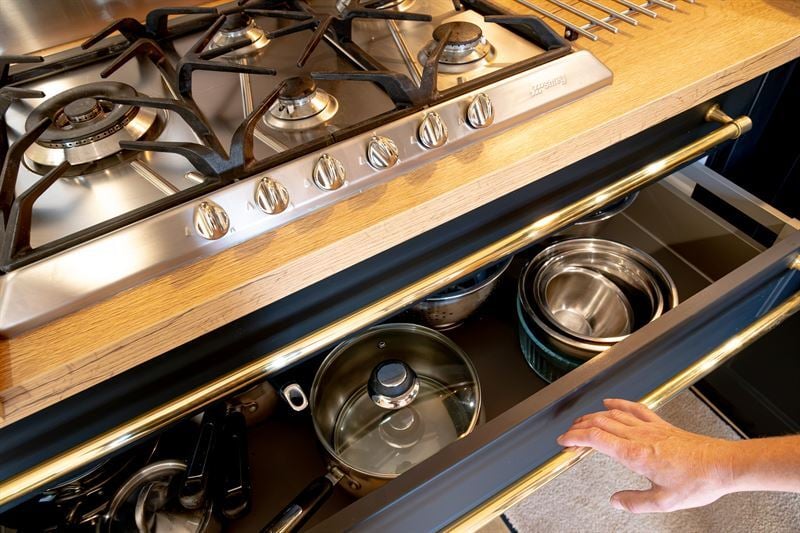 Cuisine fermée de style campagne bois et noir à Gerville | Raison Home - 8