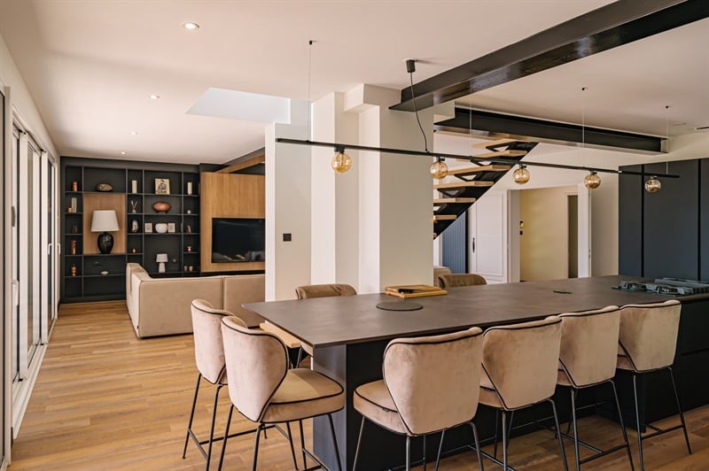 Cuisine ouverte de style moderne bois et noir à Saint-Juéry | Raison Home - 2