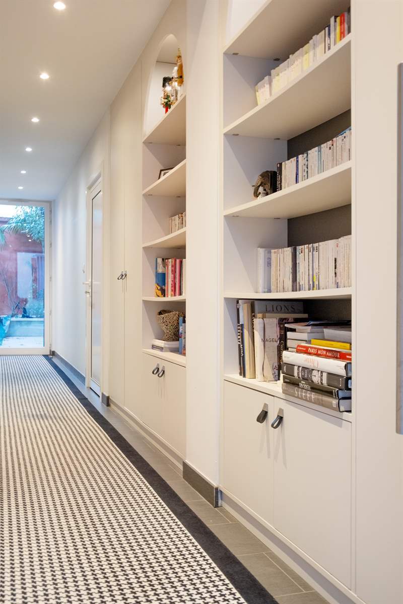 Agencement d'un couloir entier avec rangements, niches et banc à Toulouse | Raison Home - 4