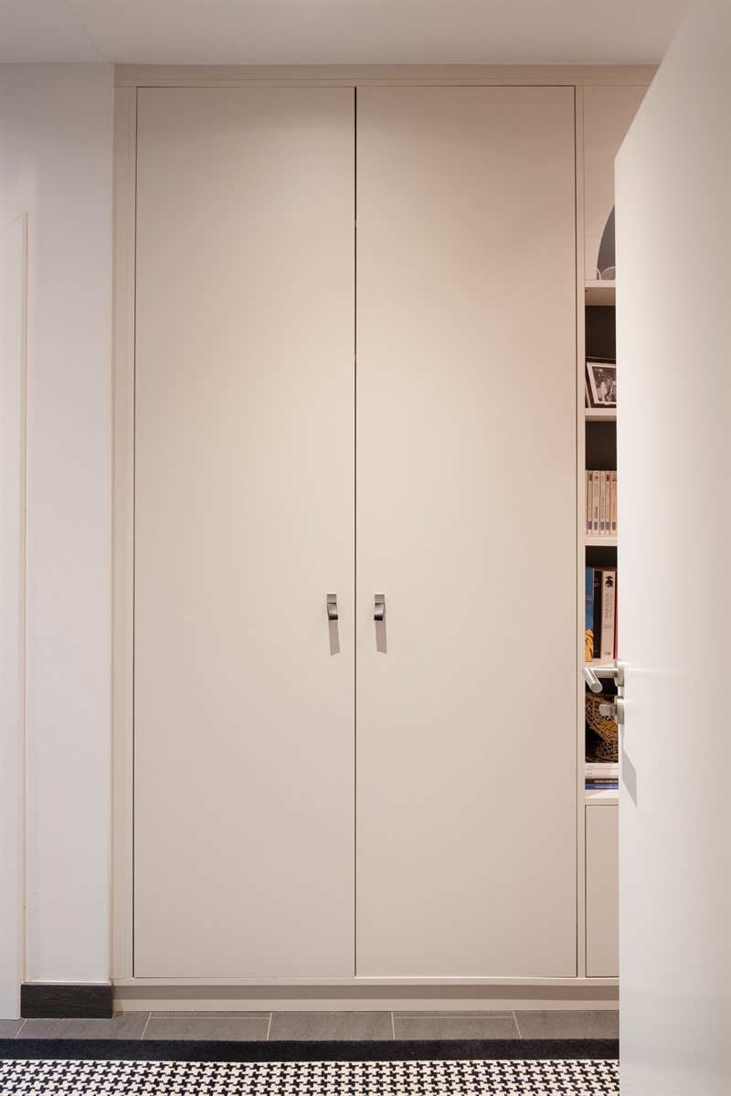 Agencement d'un couloir entier avec rangements, niches et banc à Toulouse | Raison Home - 5