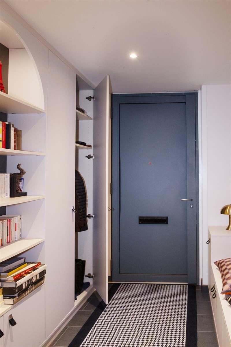 Agencement d'un couloir entier avec rangements, niches et banc à Toulouse | Raison Home - 9