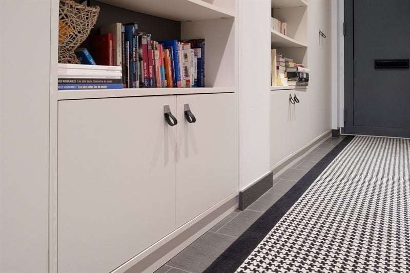 Agencement d'un couloir entier avec rangements, niches et banc à Toulouse | Raison Home - 10