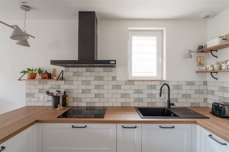 Cuisine ouverte de style campagne bois et blanc à Toulouse | Raison Home - 3