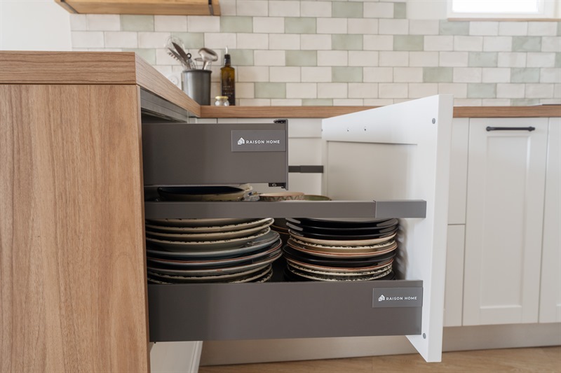 Cuisine ouverte de style campagne bois et blanc à Toulouse | Raison Home - 6