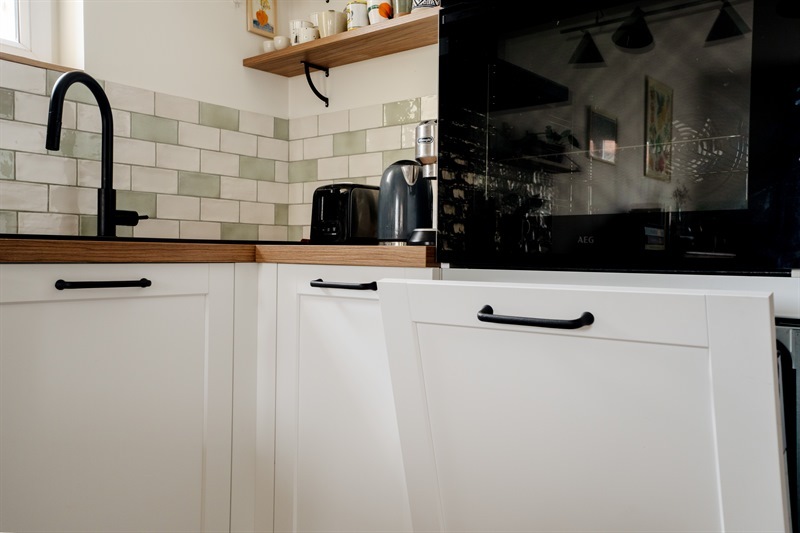 Cuisine ouverte de style campagne bois et blanc à Toulouse | Raison Home - 7