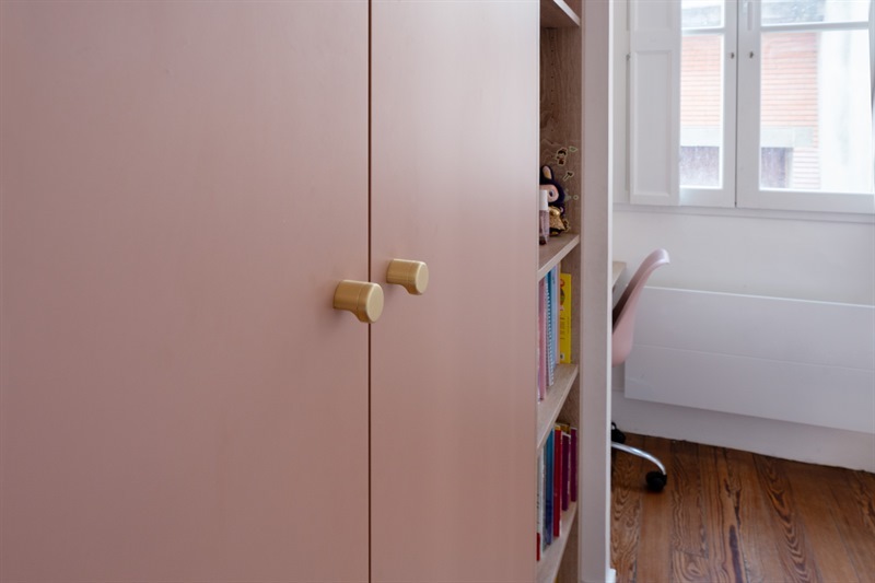 Rangements et bureau rose pour chambre d'enfant à Toulouse | Raison Home - 4