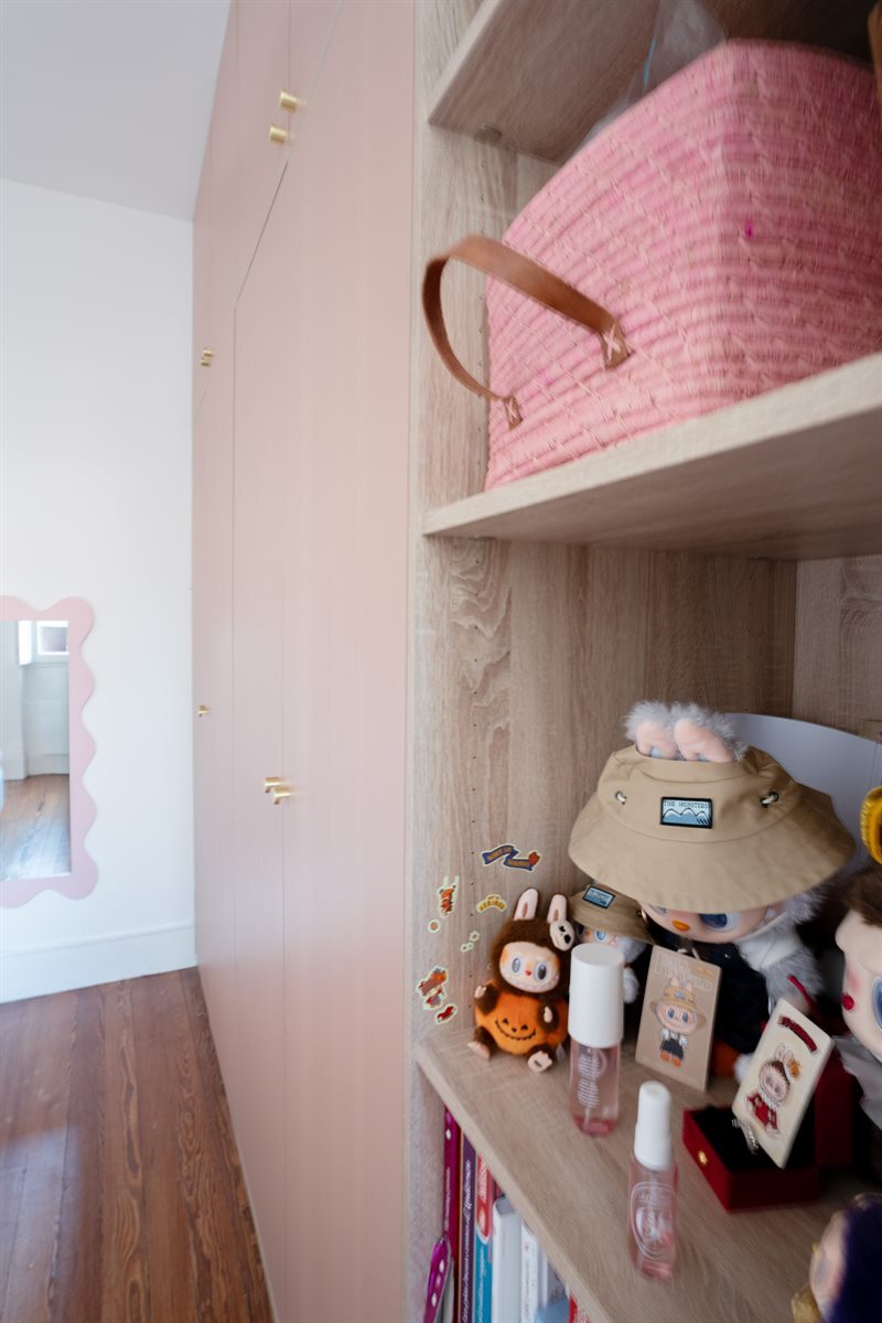 Rangements et bureau rose pour chambre d'enfant à Toulouse | Raison Home - 5
