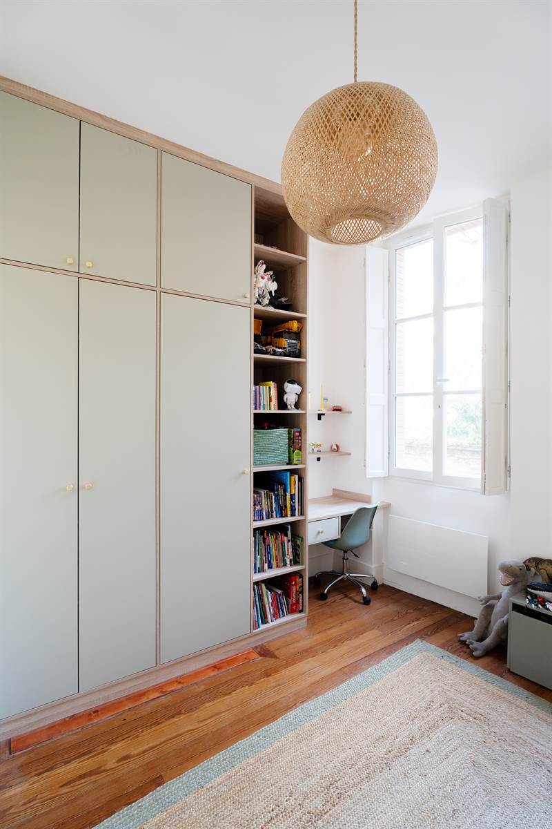 Rangements et bureau bois et vert à Toulouse | Raison Home - 1