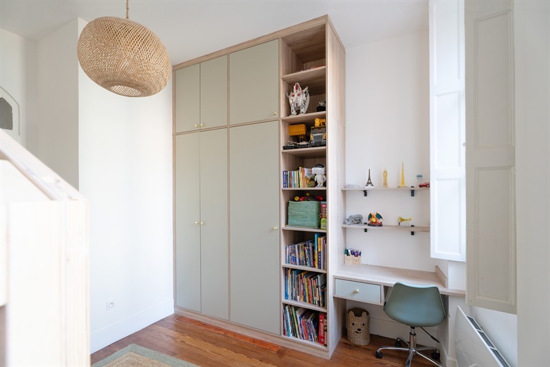 Rangements et bureau bois et vert à Toulouse | Raison Home - 4