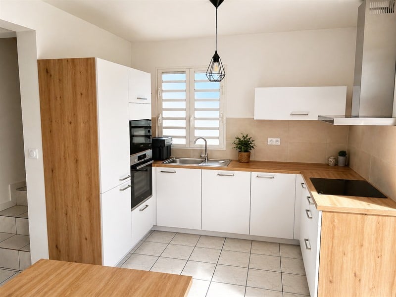 Cuisine, meuble TV et bibliothèque assortis bois et blanc à Saint-Joseph | Raison Home - 1