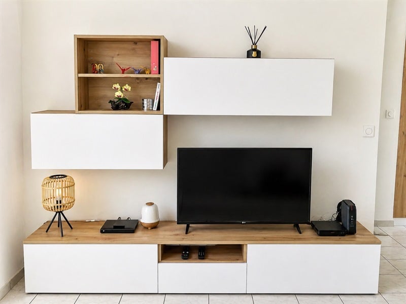 Cuisine, meuble TV et bibliothèque assortis bois et blanc à Saint-Joseph | Raison Home - 2