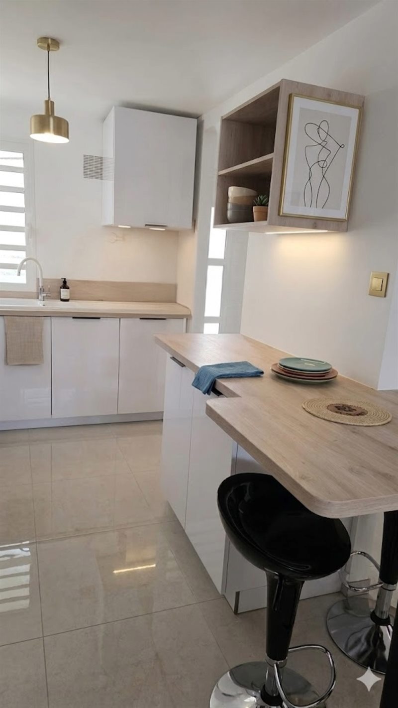 Cuisine ouverte de style moderne bois et blanc à La Possession | Raison Home - 2
