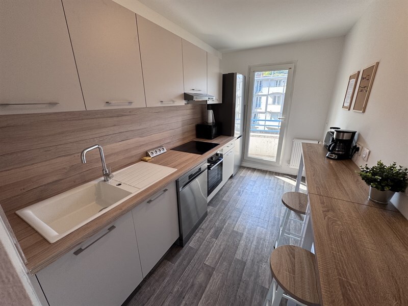 Cuisine en couloir bois et beige à Melun | Raison Home - 1