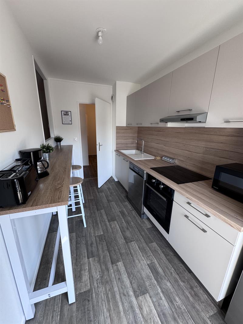 Cuisine en couloir bois et beige à Melun | Raison Home - 2